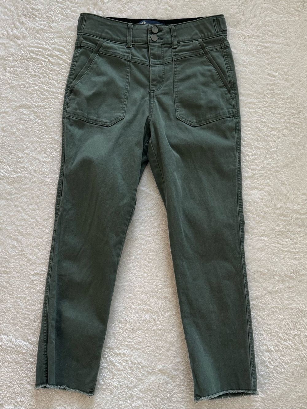 Democracy women’s ABsolution size 2 green cropped straight leg pants frayed hem